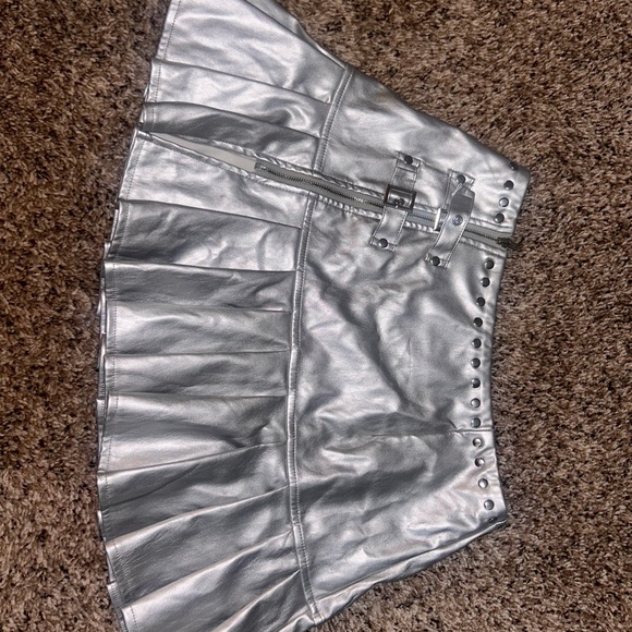 3! Silver Metallic Pleated Mini Skirt - Picture 3 of 6